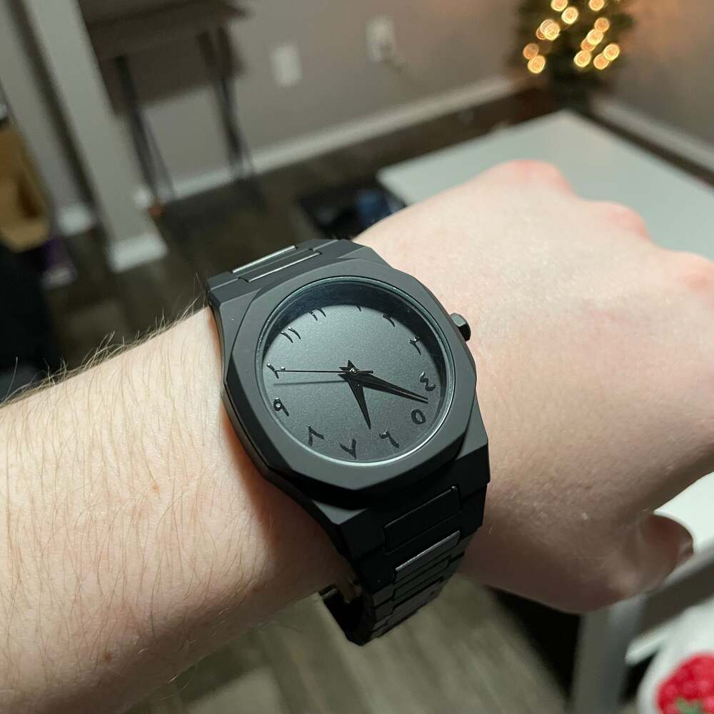 Elegant All-Black Arabic Numeral Wristwatch With Size Adjuster